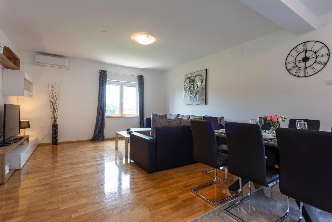 Apartmani Karoca 3 Pula Bagian luar foto