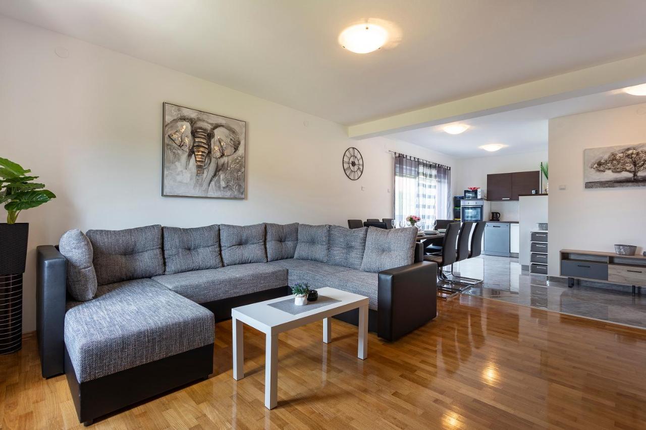 Apartmani Karoca 3 Pula Bagian luar foto