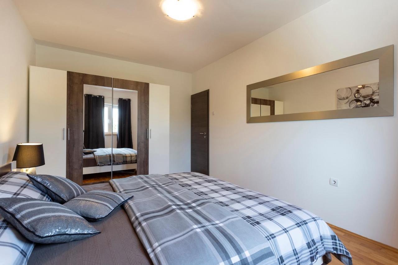 Apartmani Karoca 3 Pula Bagian luar foto